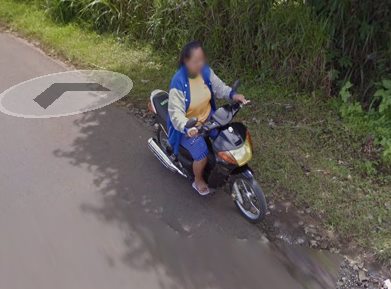 Waduh, seorang ibu jatuh dari motor terekam Google Street View
