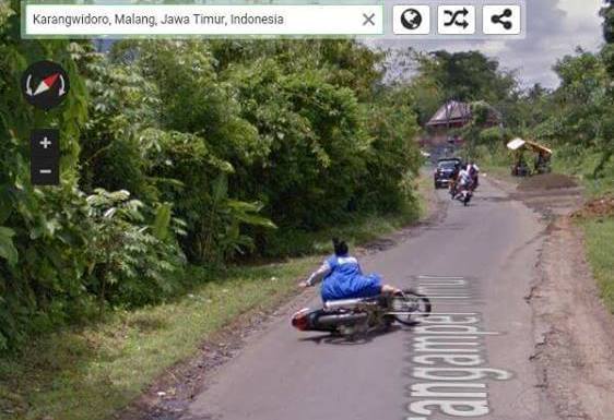 Waduh, seorang ibu jatuh dari motor terekam Google Street View