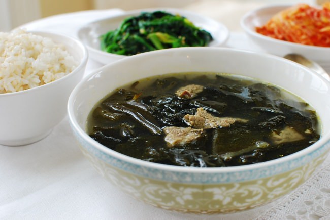 Bikin Miyeok-guk yuk, sup ultah khas Korea yang wajib kamu coba