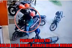 Aksi cewek keluarkan motor dari tempat parkir ini bikin gagal paham