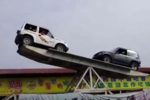 Aksi sopir main jungkat-jungkit pakai mobil ini buat jantung mau copot