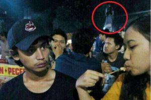 Foto orang makan sate ini viral, ada sosok seram di belakangnya