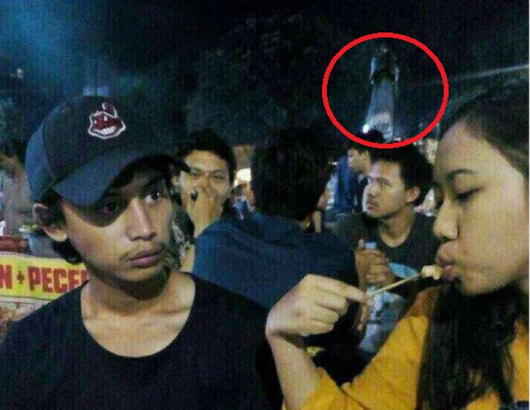 Foto orang makan sate ini viral, ada sosok seram di belakangnya