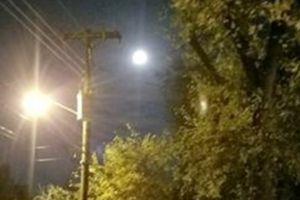 Ingin potret bulan purnama, orang ini justru lihat sosok misterius