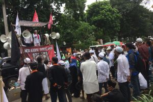 Sidang keenam massa pendukung kedua belah pihak berkurang, kenapa yah?