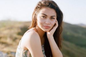 Foto Ariel Tatum pakai busana Jawa ini banjir komentar, kenapa ya?