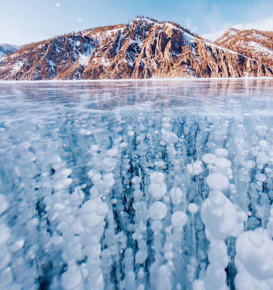 10 Foto danau terdalam di dunia saat musim dingin ini memukau banget