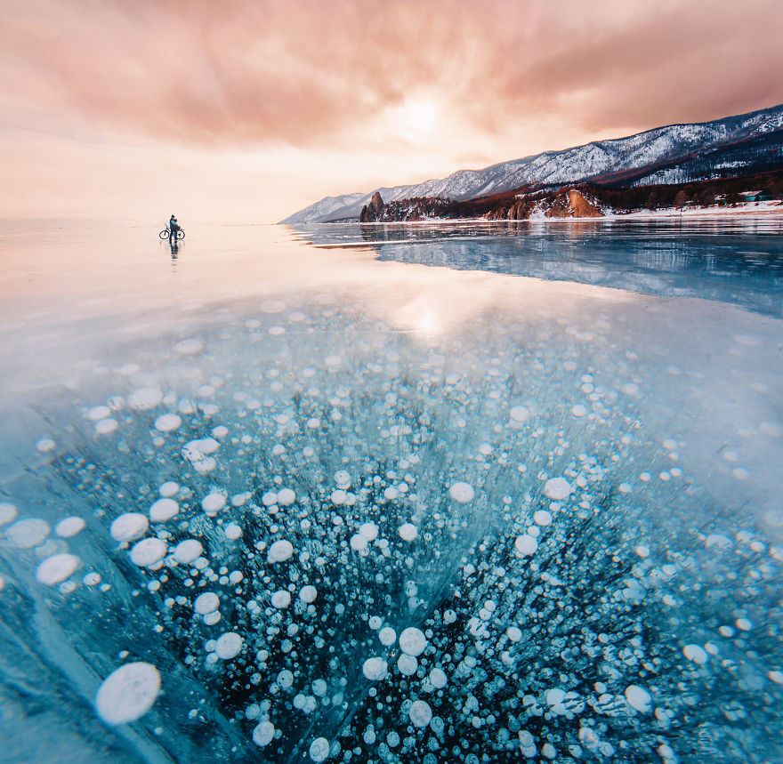 10 Foto danau terdalam di dunia saat musim dingin ini memukau banget