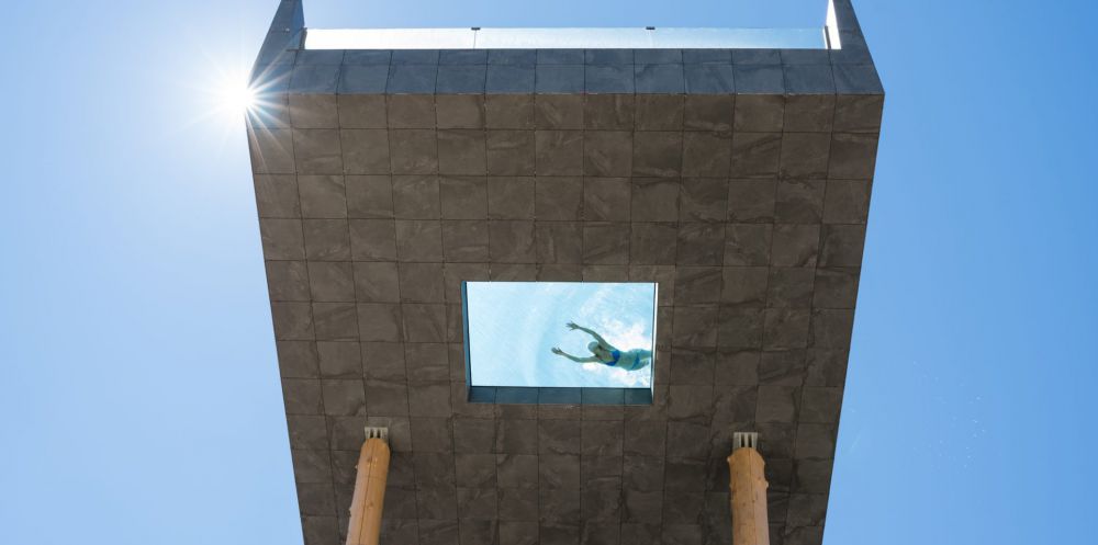 kolam renang Cantilevered © 2017 scoopwhoop.com