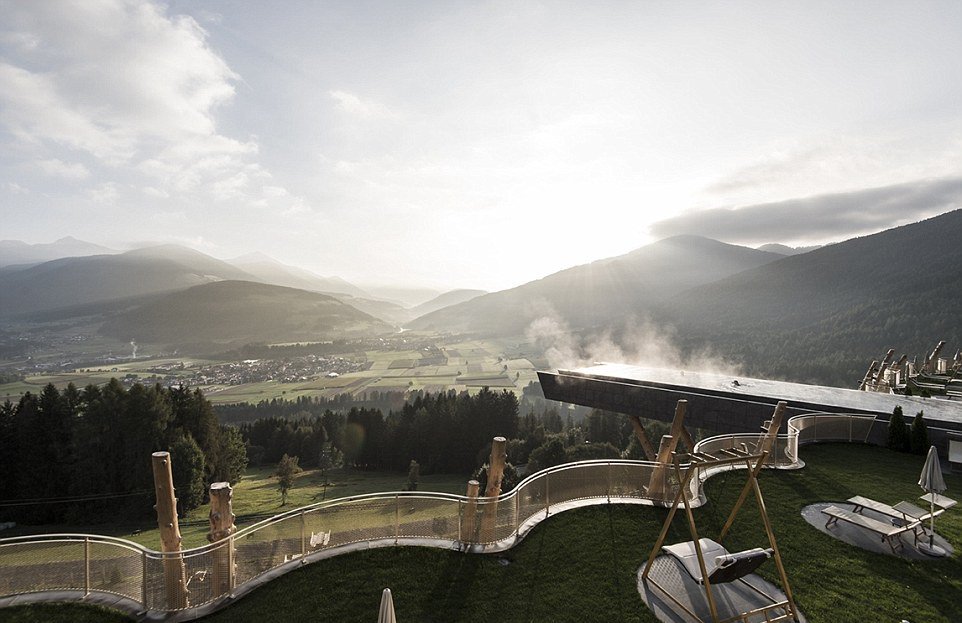 kolam renang Cantilevered © 2017 scoopwhoop.com