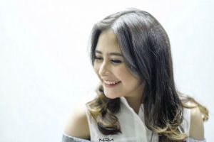 Jadi artis hits, ini harga 6 alat makeup Prilly Latuconsina