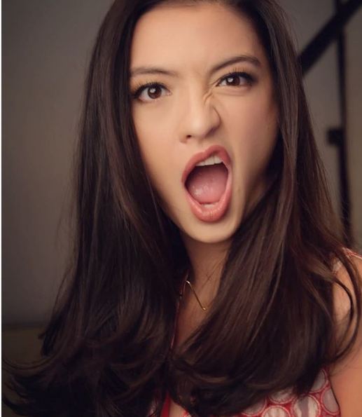 pose raline © 2017 brilio.net pose raline © 2017 brilio.net