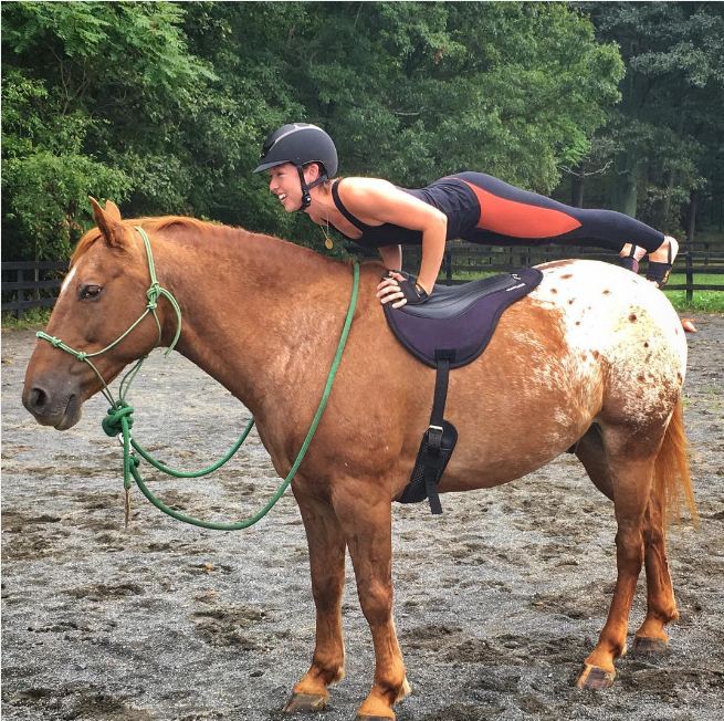 Gadis cantik ini unik banget, punya hobi yoga sambil menunggang kuda