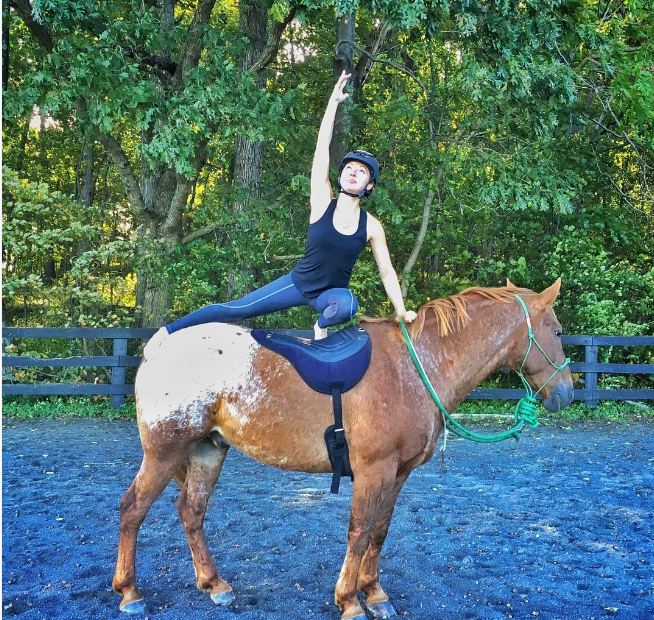 Gadis cantik ini unik banget, punya hobi yoga sambil menunggang kuda