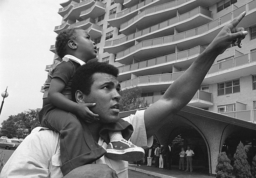 10 Foto lawas Muhammad Ali sang legenda tinju yang sayang keluarga