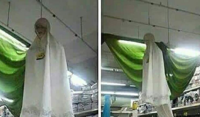 Cara penjual pajang mukena ini malah bikin pengunjung takut, seram ya?