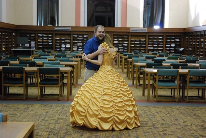 Pria ini melamar dengan menjahit gaun ala Belle 'Beauty and The Beast'