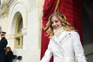 Ini dia cewek cantik yang menyanyi saat pelantikan Donald Trump