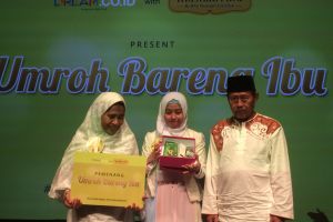 Menang lomba, mahasiswi yang dulu jual gorengan ini ajak ibunda umroh