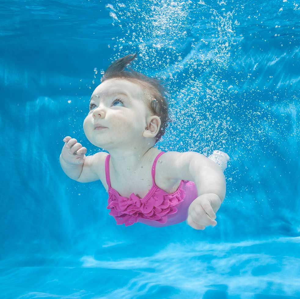 10 Foto bayi berenang  di bawah air ini hasilnya keren dan 
