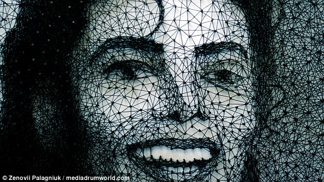 5 Potret wajah Michael Jackson disusun dari 15 ribu paku ini memukau