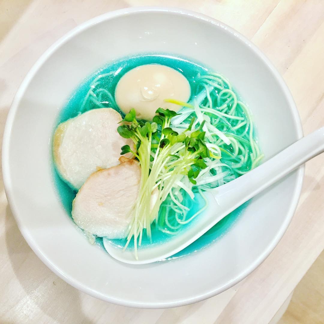 Ramen dengan kuah berwarna biru ini bikin lidah bergoyang terus