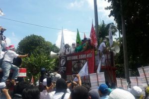 'Perang ini harus kita menangkan', puisi Taufiq Ismail di sidang Ahok