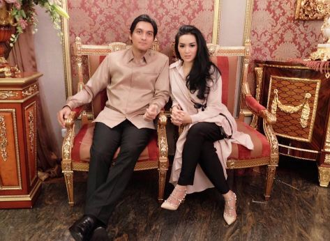 Jadi pengantin baru, ini 10 potret mesranya Lucky Hakim & Syahrini KW