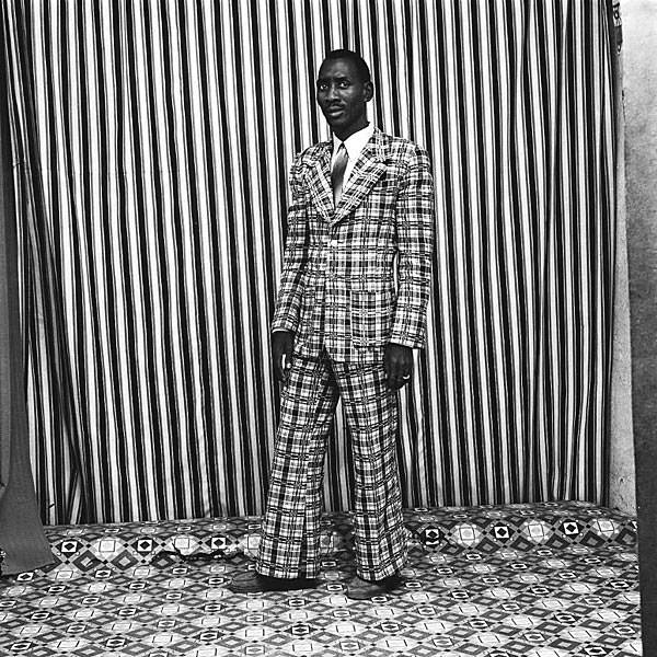 15 Potret gaya pemuda di negara Mali era 60an, dijamin bikin bengong
