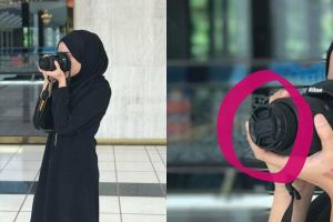 Ada yang janggal di foto wanita berpose pakai kamera DSLR ini, apa ya?