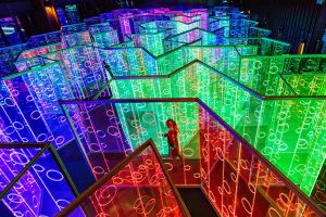 9 Foto labirin bercahaya dapat berganti warna ini kerennya minta ampun