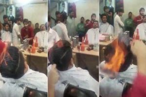 Tukang cukur ini potong rambut pakai api, kamu berani coba?