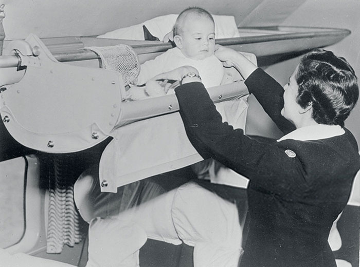 Ini layanan bagi penumpang bayi di pesawat terbang tahun 50an