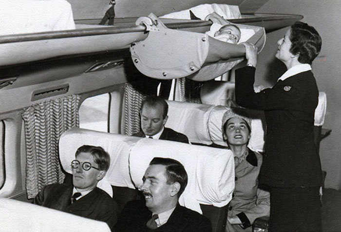 Ini layanan bagi penumpang bayi di pesawat terbang tahun 50an