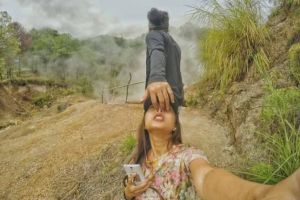 7 Foto selfie 'tarik lubang hidung' ini lagi ngehits, kamu mau coba?