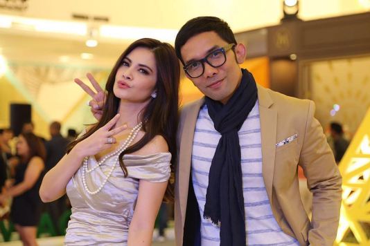 Jarang pakai makeup menor, ini 10 bukti Cut Tari selalu tampil menawan