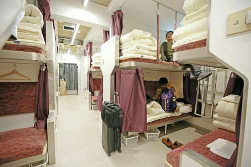Kereta ini disulap jadi hostel unik, ada 38 tempat tidur kece