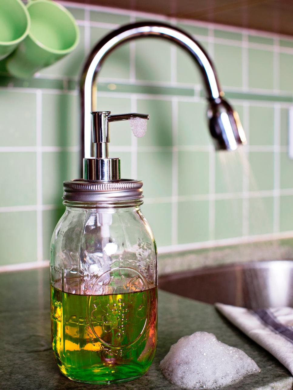 15 Kreasi dari botol selai kaca bekas ini bisa percantik rumahmu