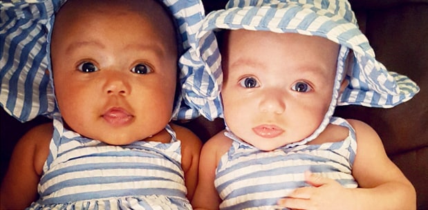 10 Foto bayi kembar beda warna kulit ini dua-duanya ngegemesin