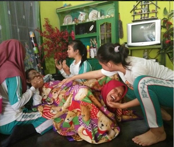9 Foto remaja hits tirukan ibu melahirkan, gokil-gokil gayanya