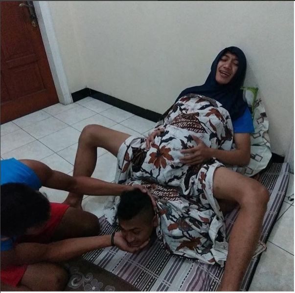 9 Foto remaja hits tirukan ibu melahirkan, gokil-gokil gayanya