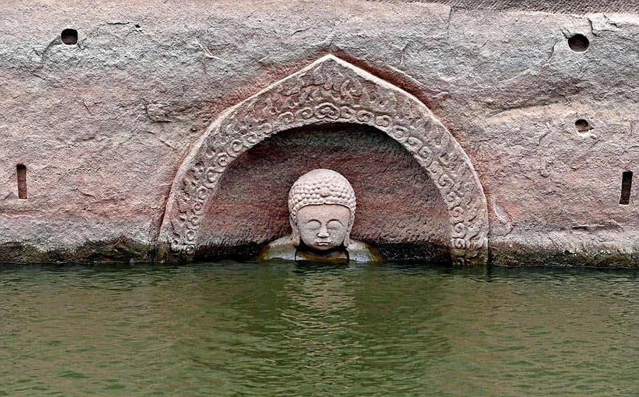 Patung Buddha berusia 600 tahun ini muncul di tempat yang tak disangka