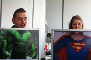 13 Foto gabungan orang dan LCD ini pas banget deh!