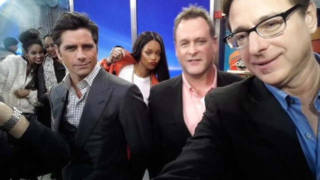 photobomb seleb © 2017 mundo.com