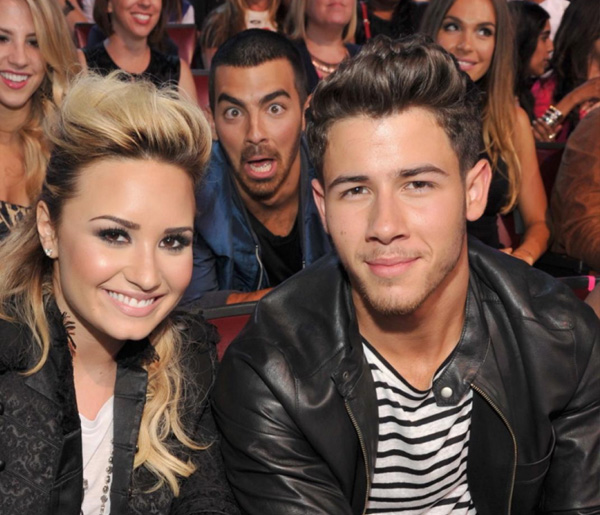 photobomb seleb © 2017 mundo.com