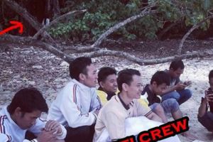 Asyik liburan, para cowok ini tak sadar ada sosok misterius ikut foto
