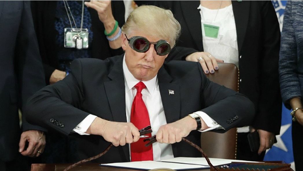 17 Foto editan saat Donald Trump memegang bolpen ini kocak banget