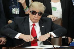 17 Foto editan saat Donald Trump memegang bolpen ini kocak banget