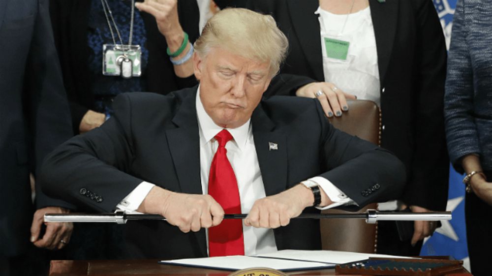 17 Foto editan saat Donald Trump memegang bolpen ini kocak banget