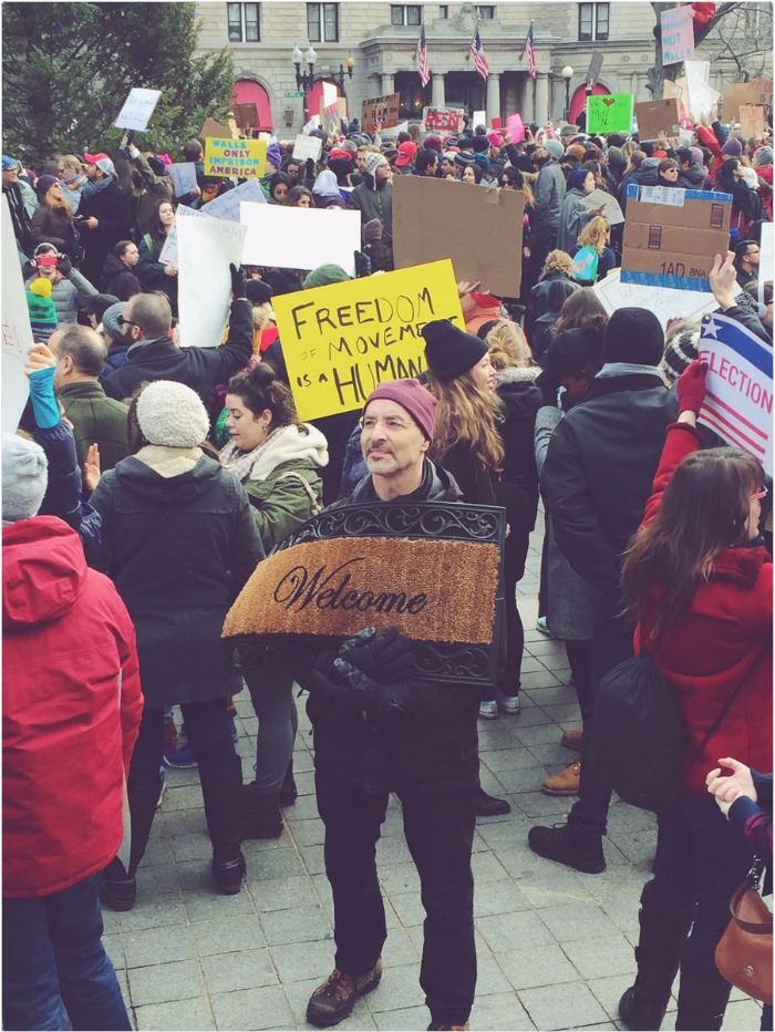 Aksi protes terhadap larangan muslim masuk AS ini menyentuh hati © 2017 twitter Aksi protes terhadap larangan muslim masuk AS ini menyentuh hati © 2017 twitter